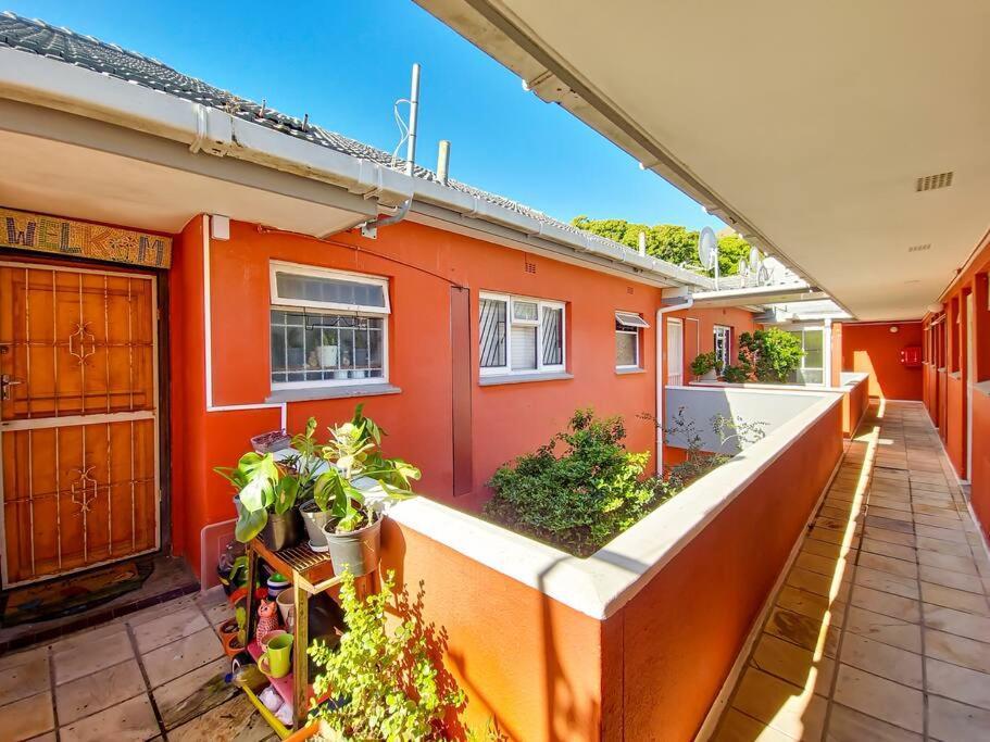 Secure, Close To Beaches, Promenade & Free Wi-fi! * Cape Town
