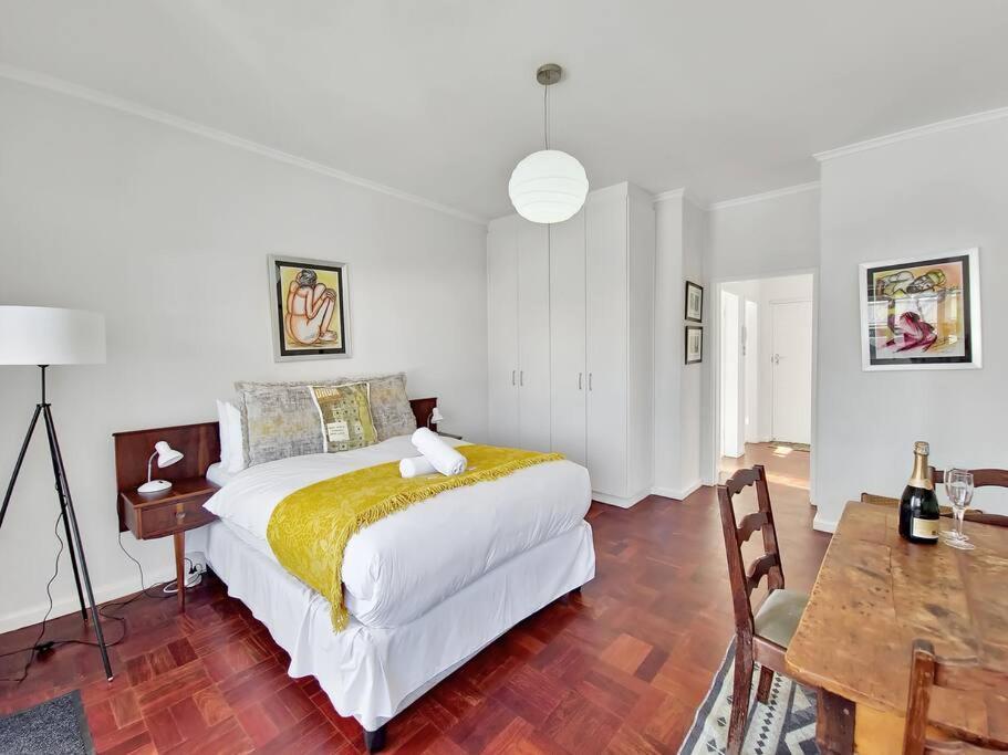 Apartment Secure, Close To Beaches, Promenade & Free Wi-fi! Cape Town
