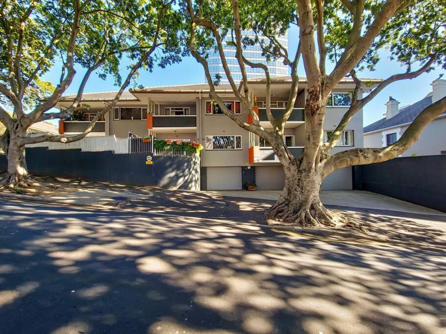 Secure, Close To Beaches, Promenade & Free Wi-fi! Cape Town