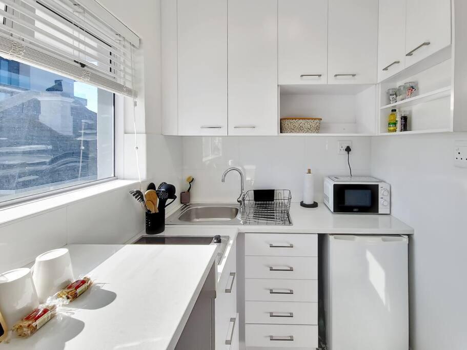 Apartment Secure, Close To Beaches, Promenade & Free Wi-fi! Cape Town