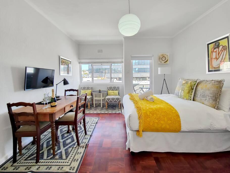 Secure, Close To Beaches, Promenade & Free Wi-fi! * Cape Town